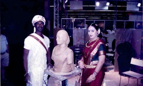selakiya sculpture artist and model with statue